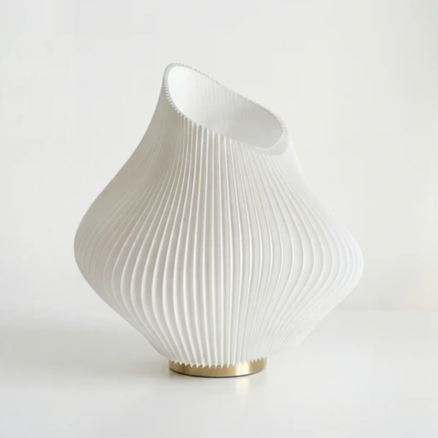 Fluted Curved Sculptural Table Lamp, Wavy Contour Ambient Lighting Fixture For Modern Interior Decoration